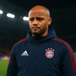 Vincent Kompany langs de zijlijn bij Bayern München tijdens een Champions League-wedstrijd