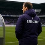 Beerschot-coach Mo Messoudi langs de zijlijn tijdens een wedstrijd