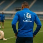 Sfeerbeeld rond KAA Gent met focus op een middenveldspeler tijdens training
