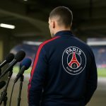 PSG-voorzitter Nasser Al-Khelaifi in een stadionomgeving rond een Champions League-avond