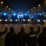 Politie houdt toezicht in Parijs tijdens nachtelijke onrust na een voetbalfeest, met afgezette straten en zwaailichten.