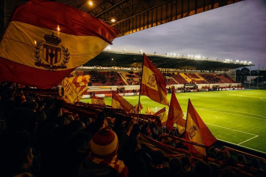 Sfeerbeeld van KV Mechelen-supporters in geel en rood Achter de Kazerne