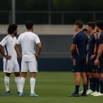 Spelers van Real Madrid op training, met gespannen sfeer op de achtergrond