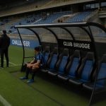 Teleurgestelde spelers van Club NXT langs het veld in een stadionomgeving