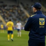 Wouter Vrancken coacht STVV langs de zijlijn tijdens een wedstrijd