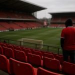 Sfeerbeeld in het stadion van Royal Antwerp FC met spelers op de achtergrond zonder herkenbare gezichten