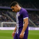 Teleurgestelde speler van RSC Anderlecht op het veld tijdens een wedstrijd