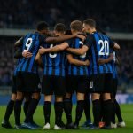 Spelers van Club Brugge vieren samen in het stadion tijdens de Champions’ Play-Offs.