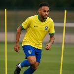 Neymar in trainingsoutfit van Brazilië op het oefenveld