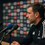 Spelers van Juventus op training, met focus op een aanvaller zonder herkenbare gezichten.