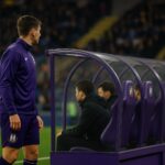 Dug-out bij een uitwedstrijd van RSC Anderlecht met focus op de bank, zonder herkenbare gezichten