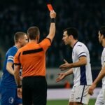 Spelmoment in KAA Gent tegen RSC Anderlecht met scheidsrechter en spelers in duel