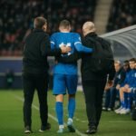 Zijlijnbeeld in het stadion bij KAA Gent tegen Anderlecht met staf op de achtergrond