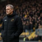 Carl Hoefkens als trainer van NAC in het Rat Verlegh Stadion tijdens de degradatiestrijd