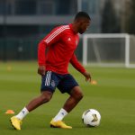 Mika Godts van Ajax tijdens een training, gezien vanop afstand zonder herkenbare gezichten