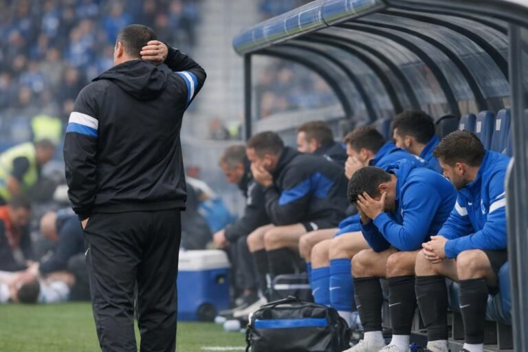 Nicky Hayen van KRC Genk oogt bezorgd langs de zijlijn in de Cegeka Arena
