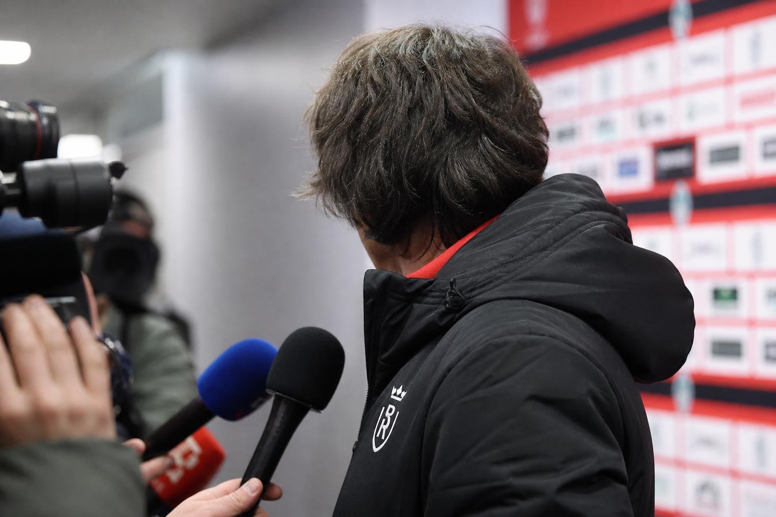 Karel Geraerts langs de zijlijn tijdens een wedstrijd van Stade Reims