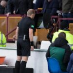 Een scheidsrechter bekijkt de VAR-beelden tijdens Motherwell tegen Celtic in Fir Park.
