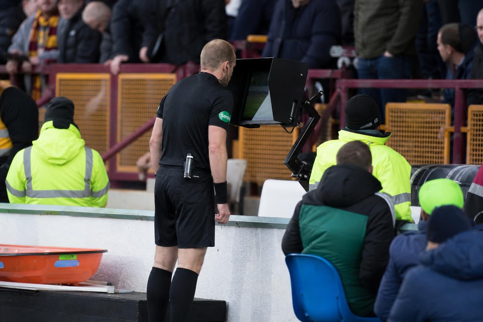 Een scheidsrechter bekijkt de VAR-beelden tijdens Motherwell tegen Celtic in Fir Park.
