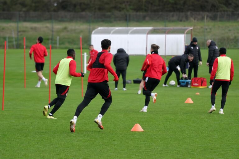 Standard Luik-spelers tijdens een training, zonder herkenbare gezichten