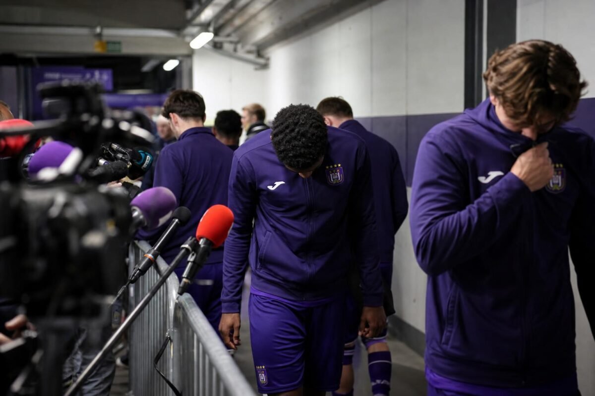 Bestuursleden van RSC Anderlecht reageren teleurgesteld na de bekerfinale tegen Union SG