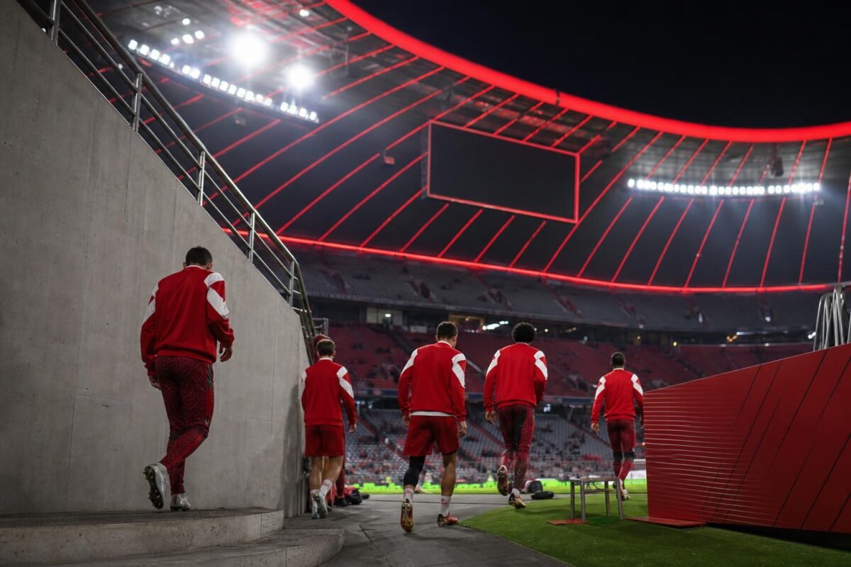 Bayern München-spelers vieren samen een doelpunt tijdens een wedstrijd