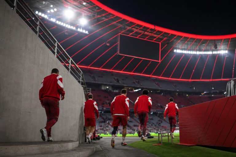 Bayern München-spelers vieren samen een doelpunt tijdens een wedstrijd