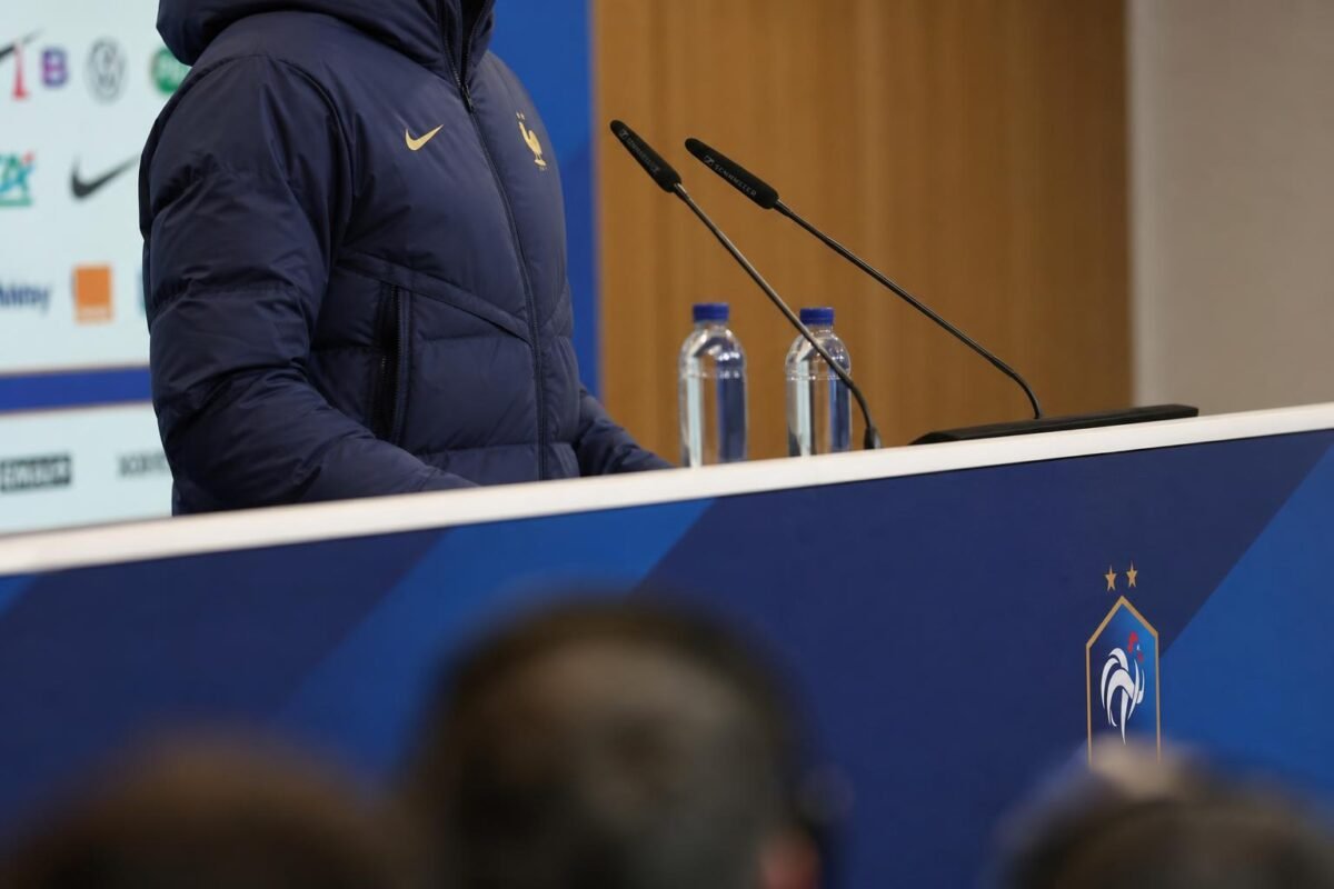 Didier Deschamps tijdens een persmoment rond de Franse WK-selectie