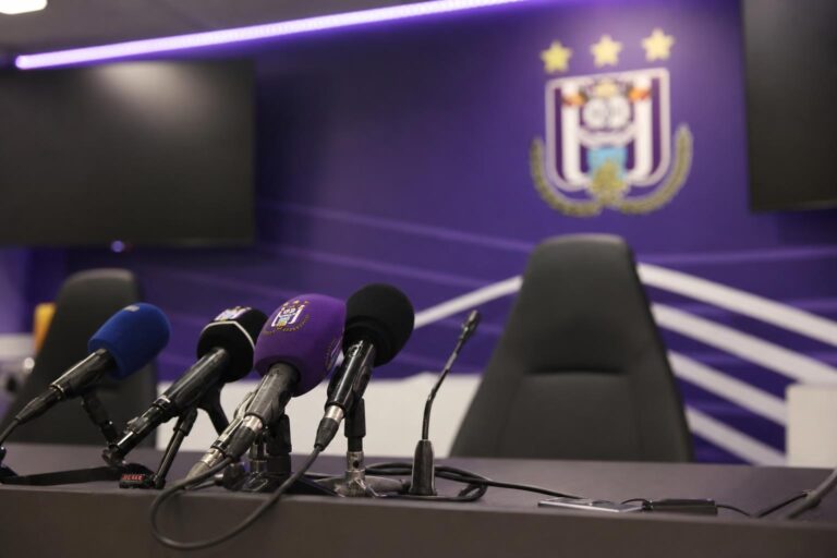Antoine Sibierski in Anderlecht-context tijdens een persmoment