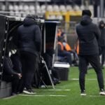 Zicht op de trainerszone van Sporting Charleroi in het Stade du Pays