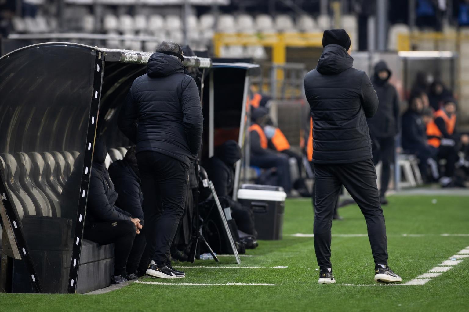 Zicht op de trainerszone van Sporting Charleroi in het Stade du Pays