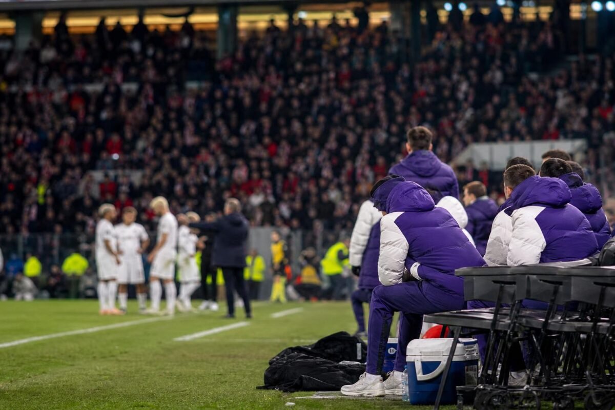 Teleurgestelde staf van Anderlecht langs de zijlijn na de verloren bekerfinale