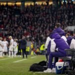 Teleurgestelde staf van Anderlecht langs de zijlijn na de verloren bekerfinale