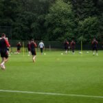 Training van de Rode Duivels met spelers op de achtergrond zonder herkenbare gezichten