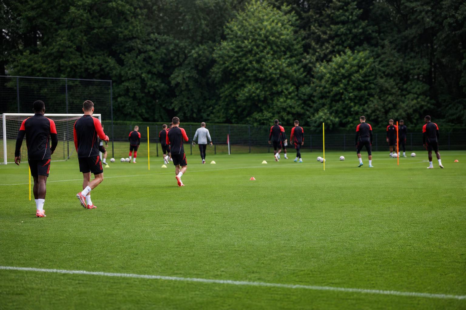 Training van de Rode Duivels met spelers op de achtergrond zonder herkenbare gezichten