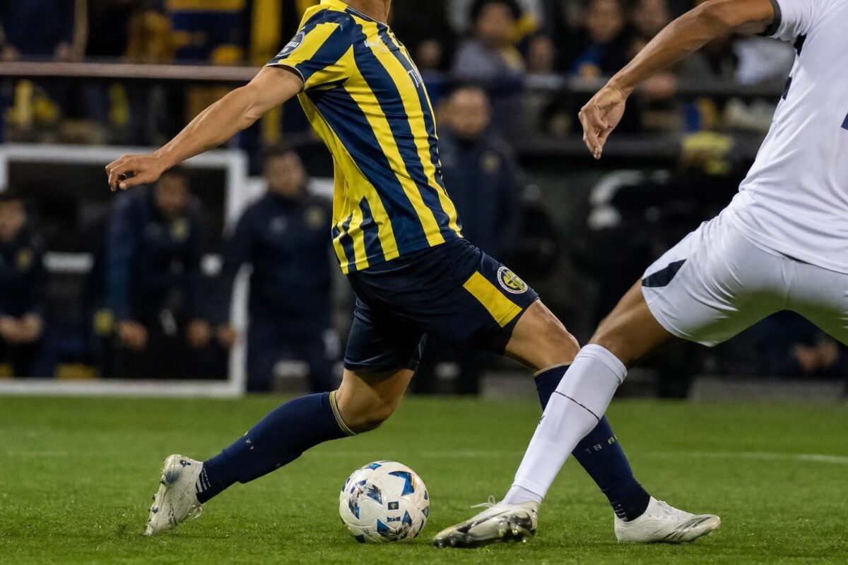Gastón Ávila in actie voor Rosario Central tijdens de Argentijnse play-offs