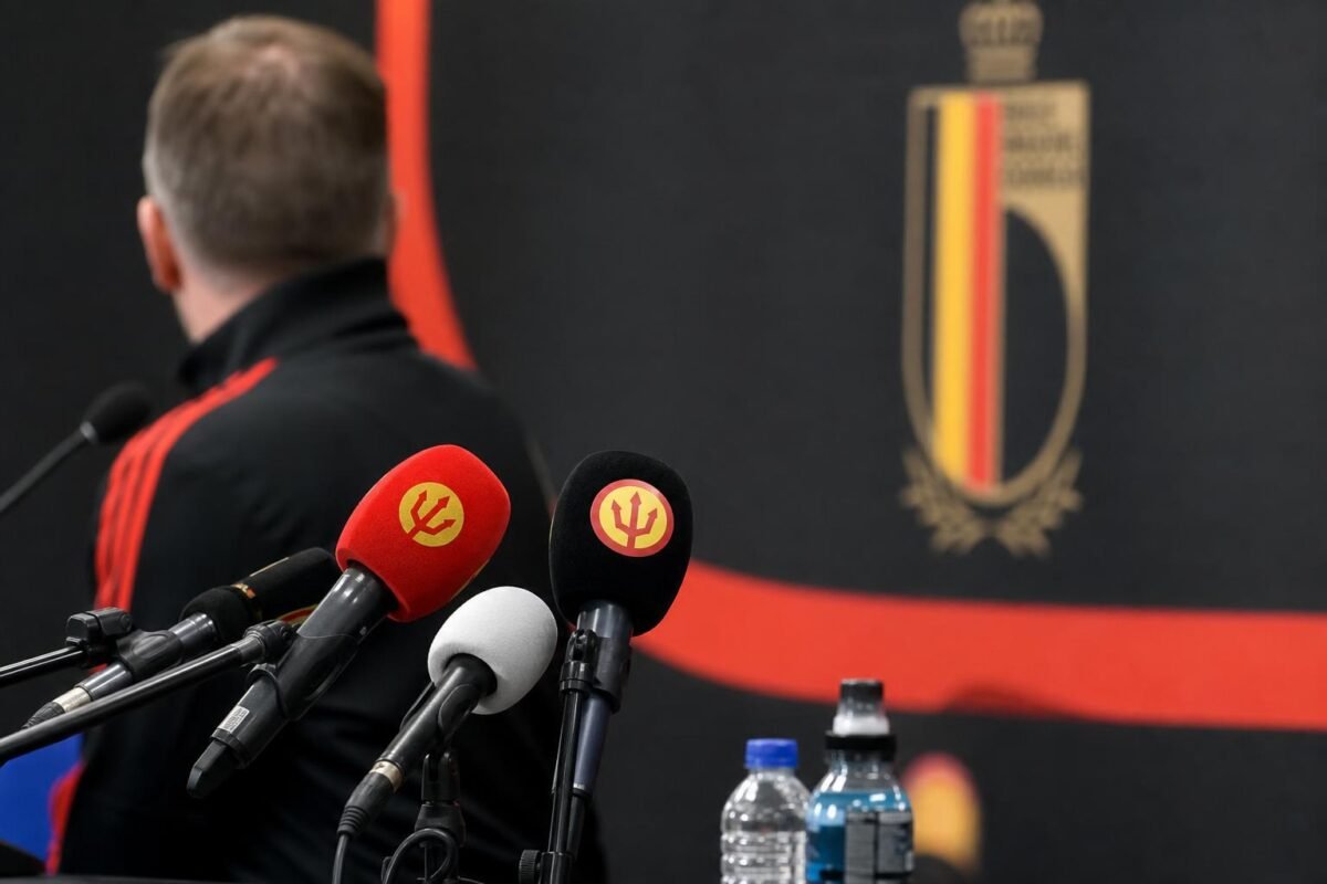 Rudi Garcia in een persmoment rond de Rode Duivels richting WK-selectie