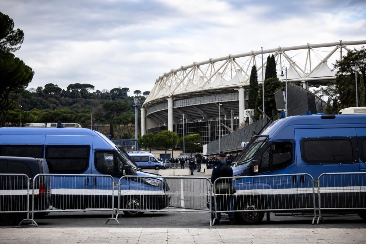 Sfeerbeeld rond het stadion in Rome op de dag van de Derby della Capitale tussen AS Roma en SS Lazio.