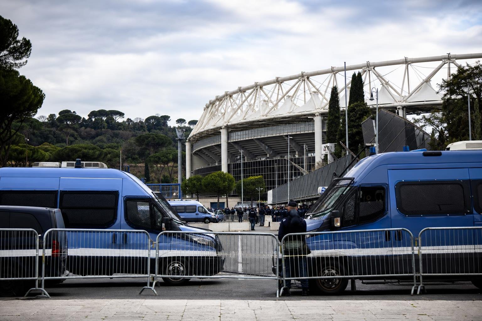 Sfeerbeeld rond het stadion in Rome op de dag van de Derby della Capitale tussen AS Roma en SS Lazio.