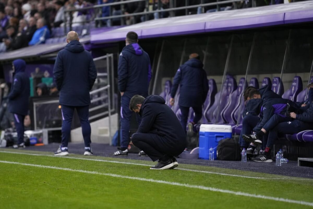 Anderlecht op de bank tijdens een match in het stadion, met een teleurgestelde sfeer na de bekerfinale.