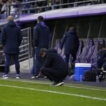 Anderlecht op de bank tijdens een match in het stadion, met een teleurgestelde sfeer na de bekerfinale.