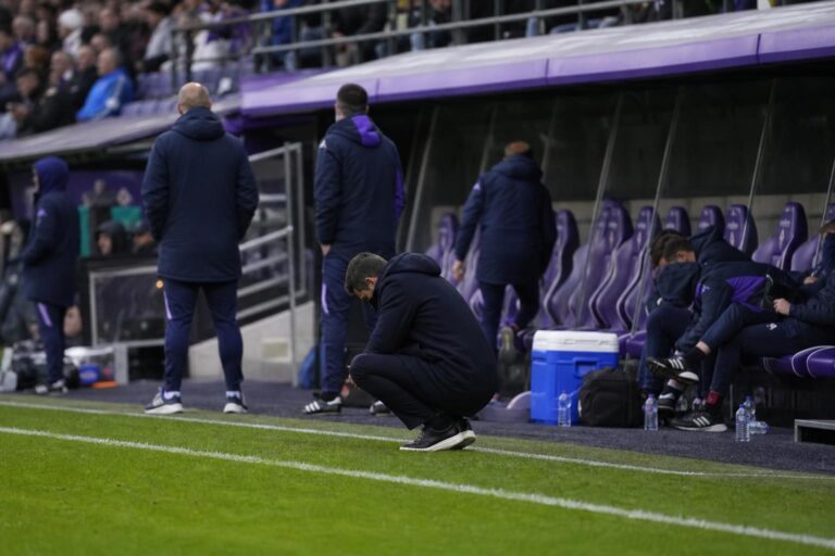 Anderlecht op de bank tijdens een match in het stadion, met een teleurgestelde sfeer na de bekerfinale.