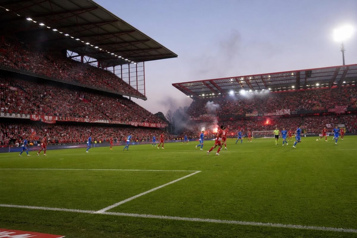 Sfeerbeeld in het stadion van Standard richting de wedstrijd tegen KRC Genk