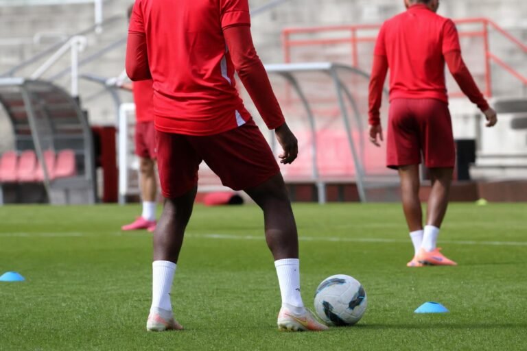 Mauricio Benitez op het trainingsveld van Antwerp, gezien van achteren