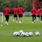 Axel Witsel in trainingsoutfit bij de Rode Duivels, op het oefenveld