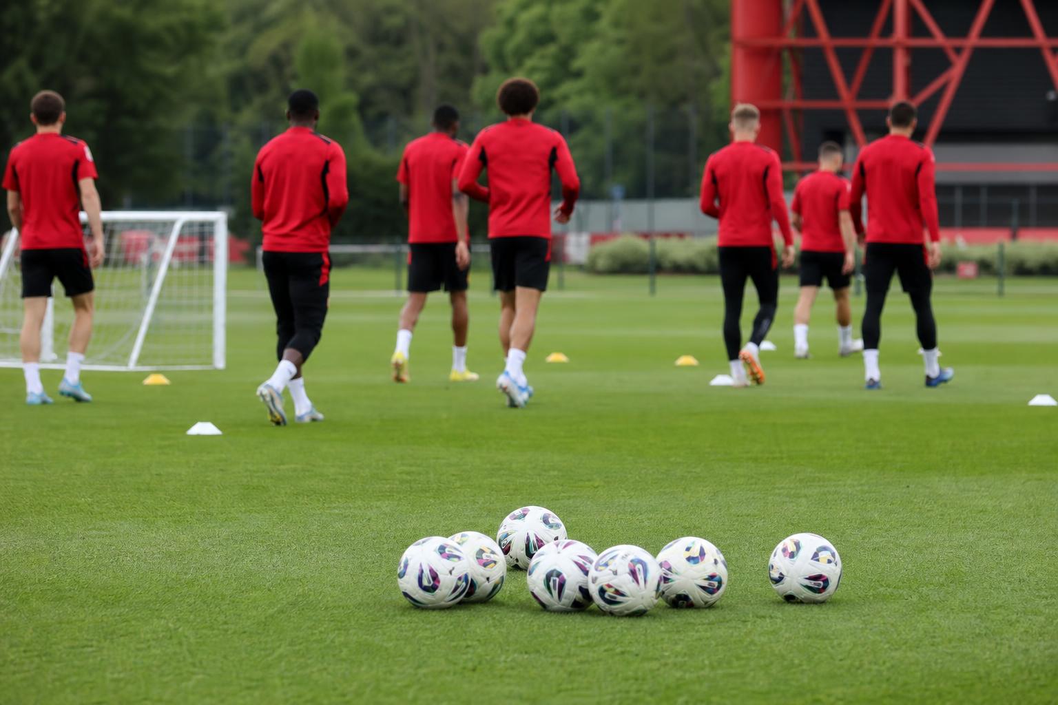 Axel Witsel in trainingsoutfit bij de Rode Duivels, op het oefenveld