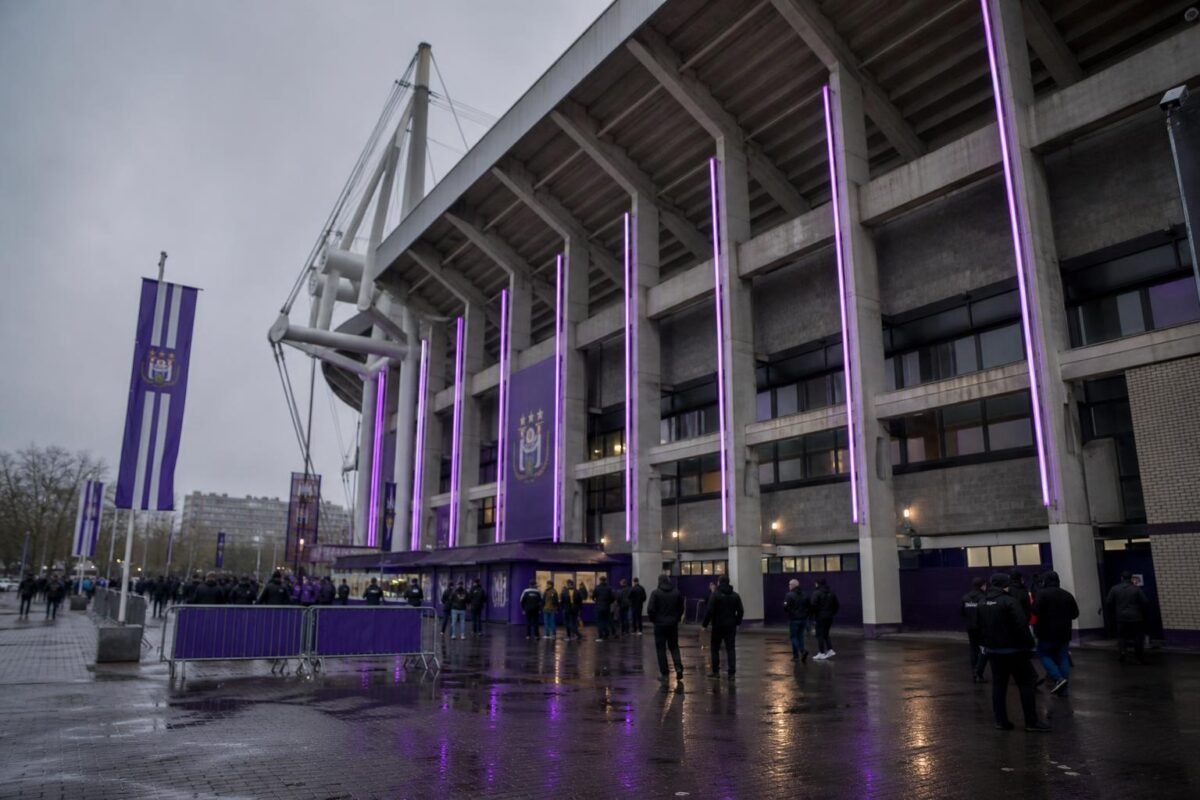 Sfeerbeeld aan het Lotto Park bij RSC Anderlecht met focus op de clubomgeving