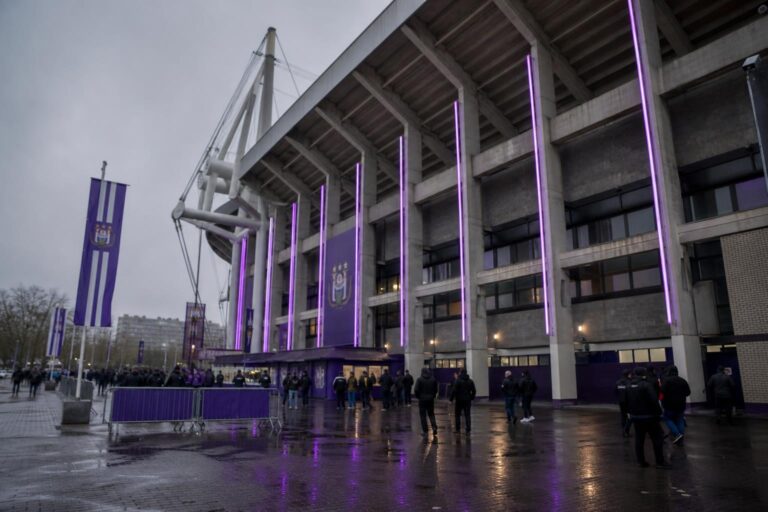 Sfeerbeeld aan het Lotto Park bij RSC Anderlecht met focus op de clubomgeving
