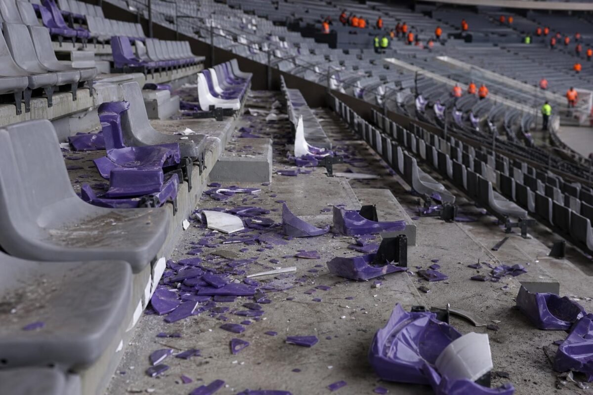 Beschadigde tribunevakken in het Koning Boudewijnstadion na de bekerfinale met zicht op vernielde stoeltjes, zonder herkenbare gezichten.