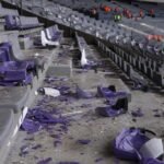 Beschadigde tribunevakken in het Koning Boudewijnstadion na de bekerfinale met zicht op vernielde stoeltjes, zonder herkenbare gezichten.